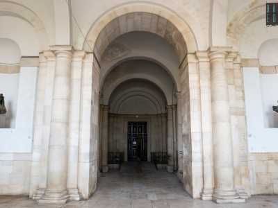 Sull�estesa facciata prospettica lunga ben 90 metri si apre un androne coperto in cui spiccano le nicche contenenti i busti bronzei del re Ferdinando II e della moglie Maria Cristina